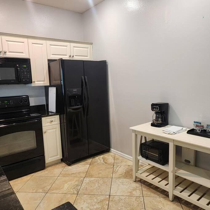 1 Bedroom , 1 Bath With Kitchen At Img แบรเดนตัน ภายนอก รูปภาพ