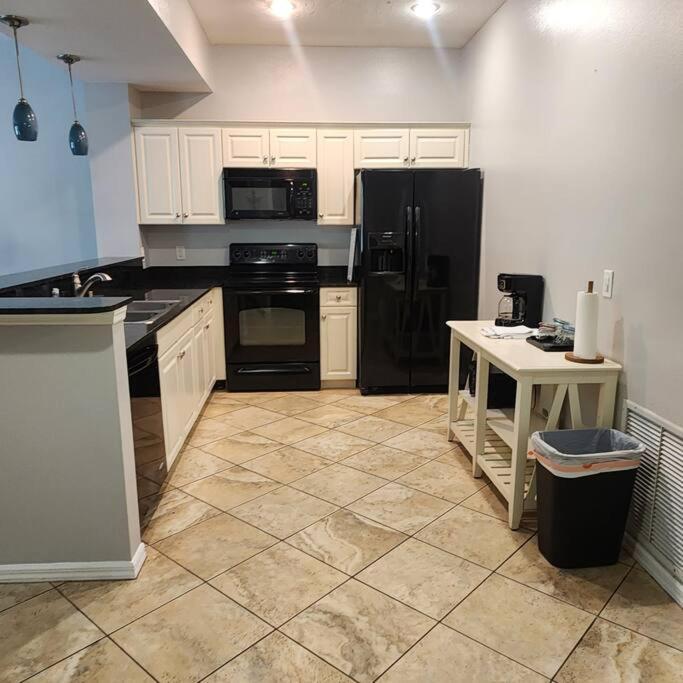 1 Bedroom , 1 Bath With Kitchen At Img แบรเดนตัน ภายนอก รูปภาพ