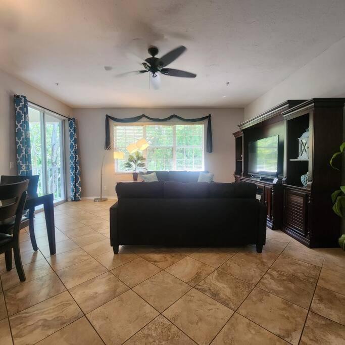1 Bedroom , 1 Bath With Kitchen At Img แบรเดนตัน ภายนอก รูปภาพ