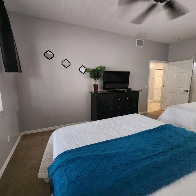 1 Bedroom , 1 Bath With Kitchen At Img แบรเดนตัน ภายนอก รูปภาพ